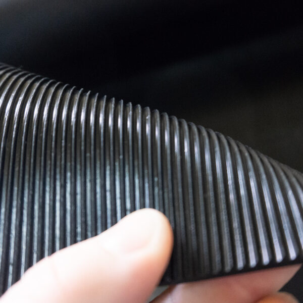 Gummimatte Meterware SBR Feinriefenmatte Bodenbelag Fein Riefen -Rillen -Rippen Schwarz 3mm Stark 100 cm Breite