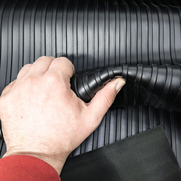 Gummimatte Gummiläufer Bodenmatte SBR Schutzmatte Bodenbelag Breitriefen 3mm Stark 100 cm Breite