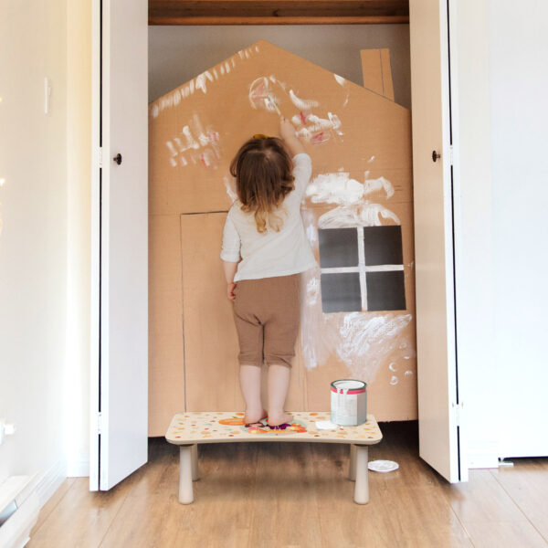 Kinder Tritthocker aus Holz mit Motiv Mommy Helper Beige