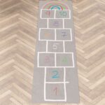 Spielmatte Teppich Läufer Hüpfspiel Hüpfkästchen Spielteppich abwaschbar Spring Kreuz Grau / Bunt 67x240cm